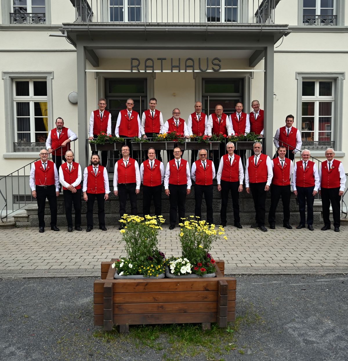 Männerchor vor dem Rathaus