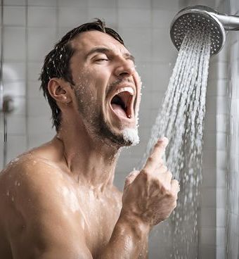 Singen unter der Dusche (Foto KI) Singen unter der Dusche (Foto KI)